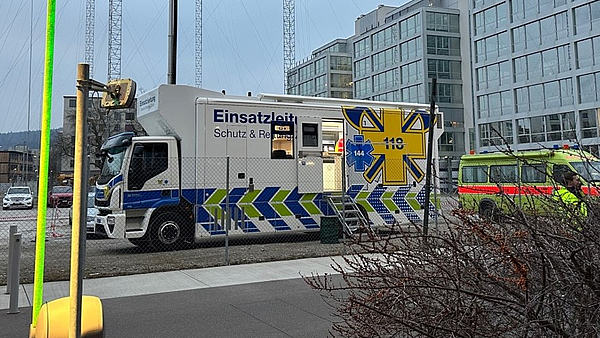 Noteinsatz in Zürich: Einsatzfahrzeuge der Ambulanz, Schutz & Rettung