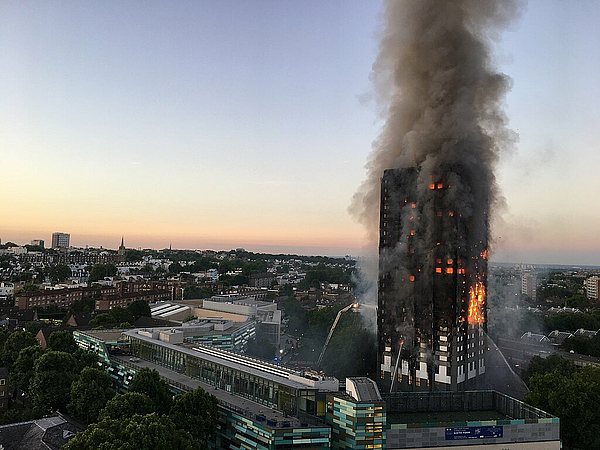 Der brennende Grenfell Tower in London am Morgen des 14. Juni 2017