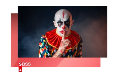 Gruseliger Clown mit erhobenem Zeigefinger