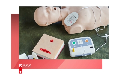 Übungspuppe mit Defibrillator und Verbandsmaterial