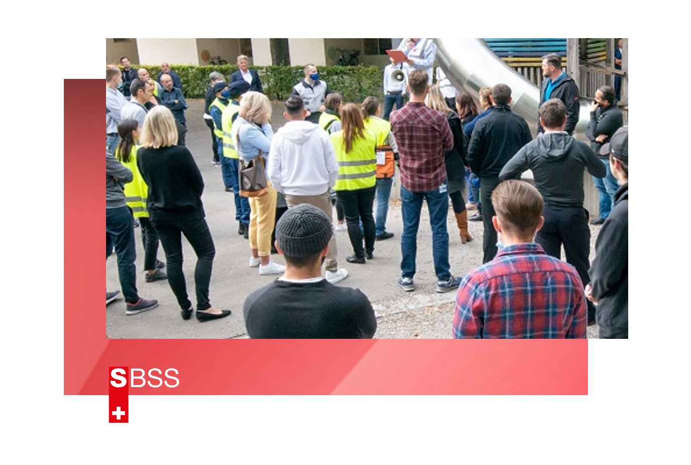 Personenansammlung bei EVAK-Training am Sammelplatz